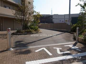 駐車場出入り口はロボットゲート付き。車寄せのスペースもあります。