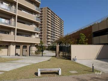 敷地南側、駐車場棟との間にある緑地