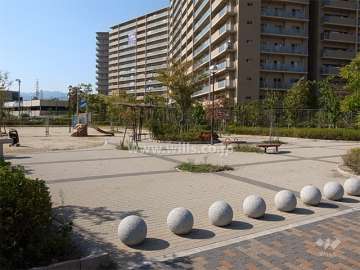 敷地の南東側に隣接して池尻北公園があります。