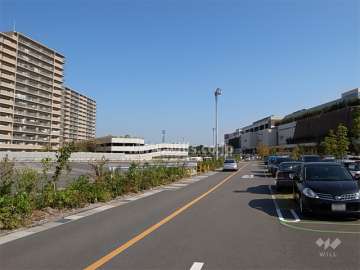 敷地の南側にはイオンモール伊丹があります。