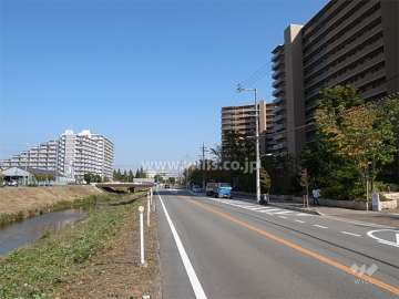敷地北側には道を挟んで天神川が流れています。