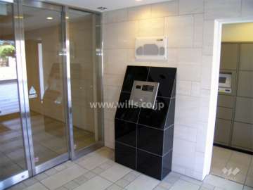 エントランスはオートロック付き、宅配ボックスもあります。