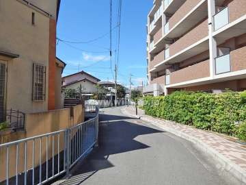 敷地の南西側の前面道路
