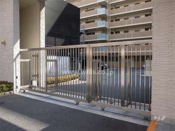 駐車場の出入り口にはゲートが設置されています。