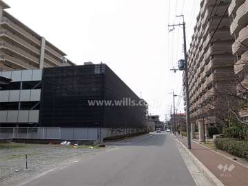 敷地北側の前面道路。敷地北側にはマンション、南側には一戸建てが立ち並んでいます。