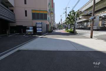 敷地西側の前面道路