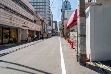 敷地南側の前面道路（東側から）