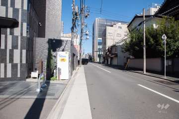 敷地東側の前面道路（南側から）