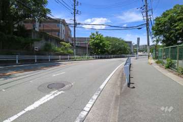 敷地北東側の前面道路