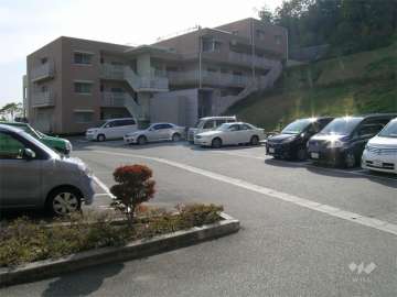 平面式の敷地内駐車場（奥に見えているのが3番館）