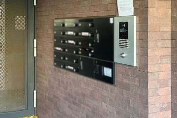 エントランスはオートロック付きです。