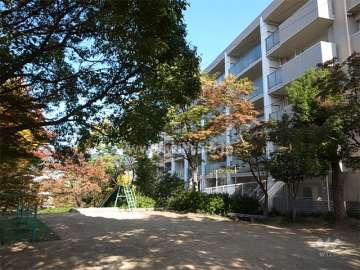 敷地の西側には公園があります。