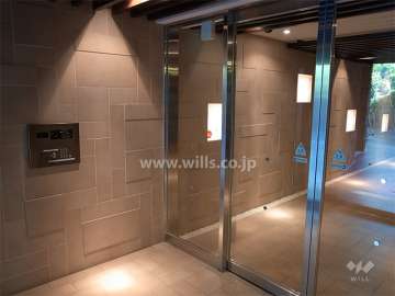 エントランスはオートロック付きです。