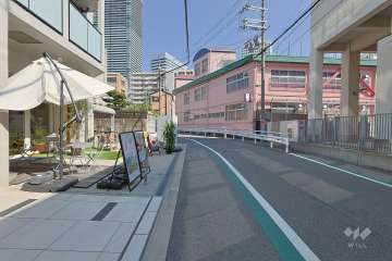 敷地の南側前面道路（西側から）