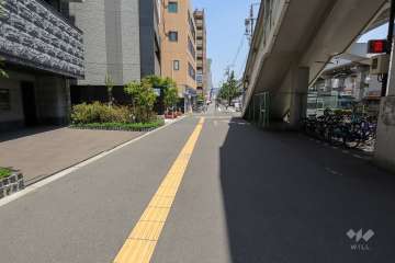 敷地東側の前面道路（南側から）