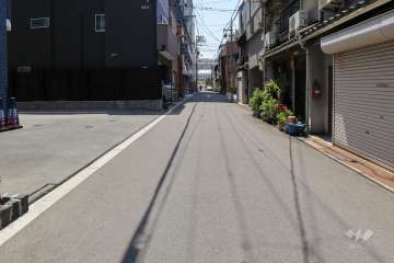 敷地西側の前面道路（北側から）