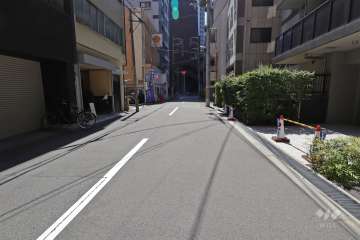 敷地南側の前面道路（東側から）