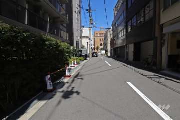 敷地南側の前面道路（西側から）