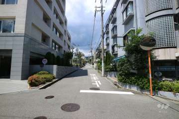 敷地東側の前面道路（南側から）