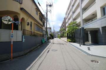 敷地南側の前面道路