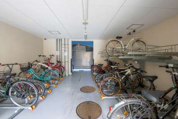 屋内に設けられた駐輪場
