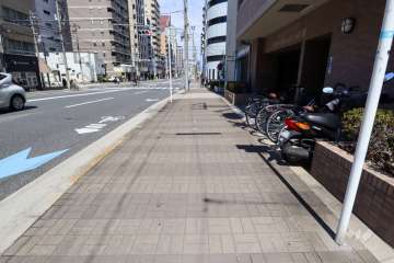 敷地西側の前面道路