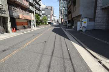 敷地北側の前面道路（西側から）