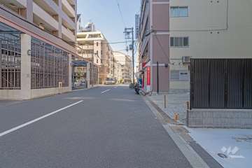 敷地西側の前面道路（南側から）