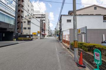 敷地北側の前面道路（東側から）