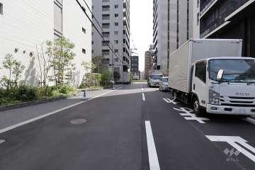 敷地西側の前面道路（北側から）