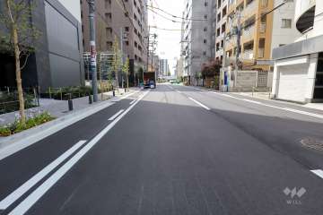 敷地北側の前面道路（東側から）
