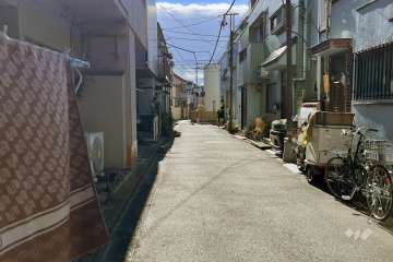 西側前面道路（北側から）