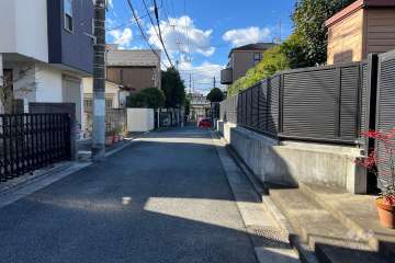 敷地の南側前面道路（東側から）