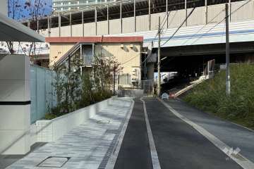 敷地の北東側前面道路（南東側から）