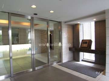 エントランスはオートロック付きです。