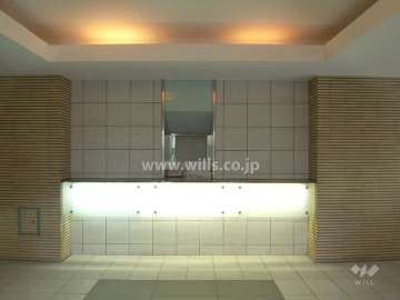 エントランスホールにある管理人室。ホールは折り上げ天井のおしゃれな空間です。