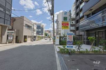 敷地の北側前面道路（西側から）