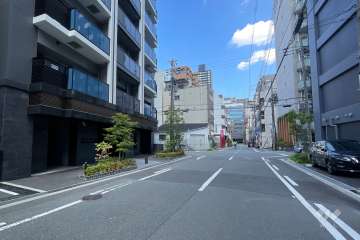 敷地南側の前面道路（東側から）