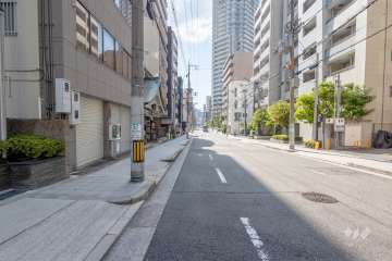 敷地北側の前面道路（東側から）