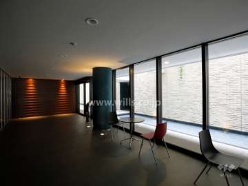 外の水盤を望む談話スペース