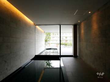 エントランスホール。水盤は外と繋がっています。