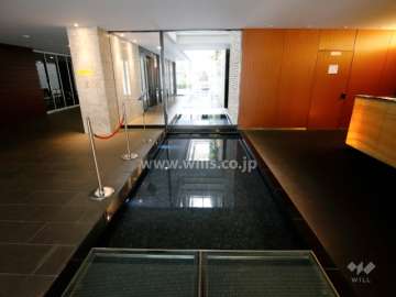 コンシェルジュ前の水盤。水盤を渡る橋があります。