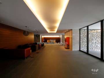 エントランスホールは折り上げ天井です。