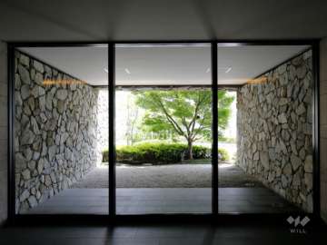 エントランスホール内から植栽スペースを望む窓