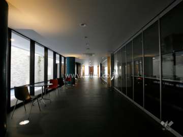 水盤に面した通路