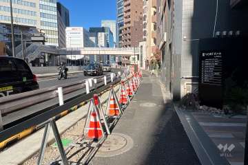 敷地西側の前面道路（都道305号明治通り）