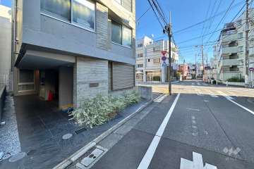 敷地の南西側前面道路（北西側から）