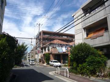 周辺は区画の整った住宅街です。