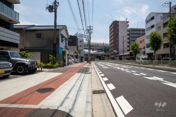 敷地東側の前面道路（南側から）