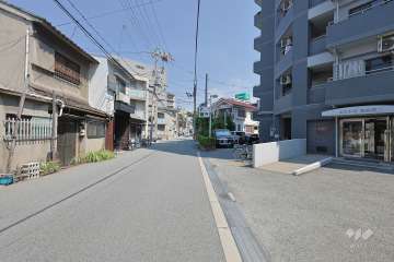 敷地北側の前面道路（西側から）